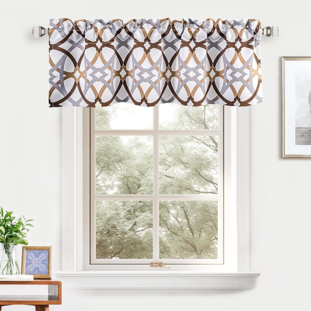 Valance with geometric patterns